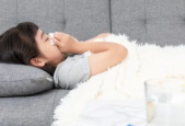 岁男孩高烧不退一查竟是亲吻病