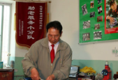 七旬老人退休生活因践行雷锋精神绽放光彩