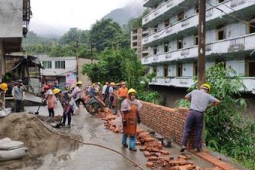 全力做好地震灾区过渡性安置工作