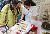 地坛中医药健康文化节开幕市民扎堆义诊展台咨询