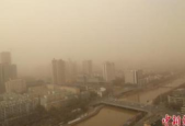 青海西宁遭遇强沙尘天气致能见度降至公里