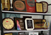 男子网上售卖必吃榜标识牌匾非法牟利百万元