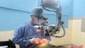 中国援贝宁眼科专家紧急救治非洲患儿  第1张