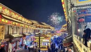 老包头街区新春迎来异国游客潮  第1张