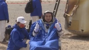 家乡亲友共庆神舟十九号航天员凯旋  第1张