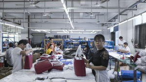超龄女工进厂工作需先签署免责条款  第1张