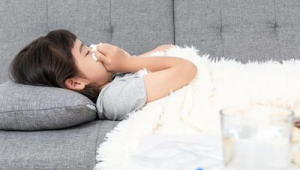 岁男孩高烧不退一查竟是亲吻病  第1张