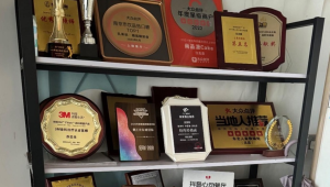 男子网上售卖必吃榜标识牌匾非法牟利百万元  第1张