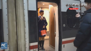 春运列车上的双乘夫妻守护团圆温暖归途  第1张