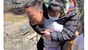 小伙泰山陪爬年入万引热议后考虑退出  第1张