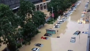 广东逾镇街遭暴雨大暴雨袭击  第1张